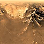 Изрезанный ландшафт Титана, снятый зондом Hyugens с высоты 10 километров