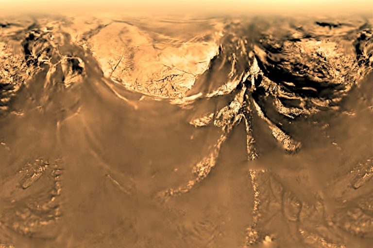 Изрезанный ландшафт Титана, снятый зондом Hyugens с высоты 10 километров