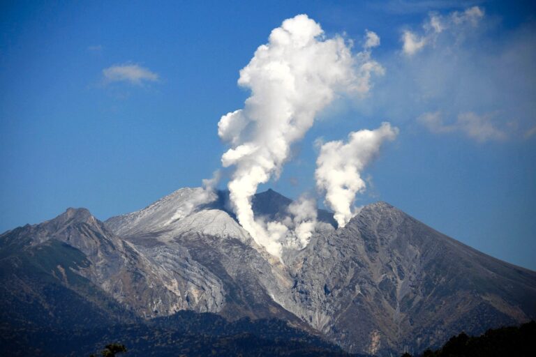 Активный вулкан Онтаке в 2014 году