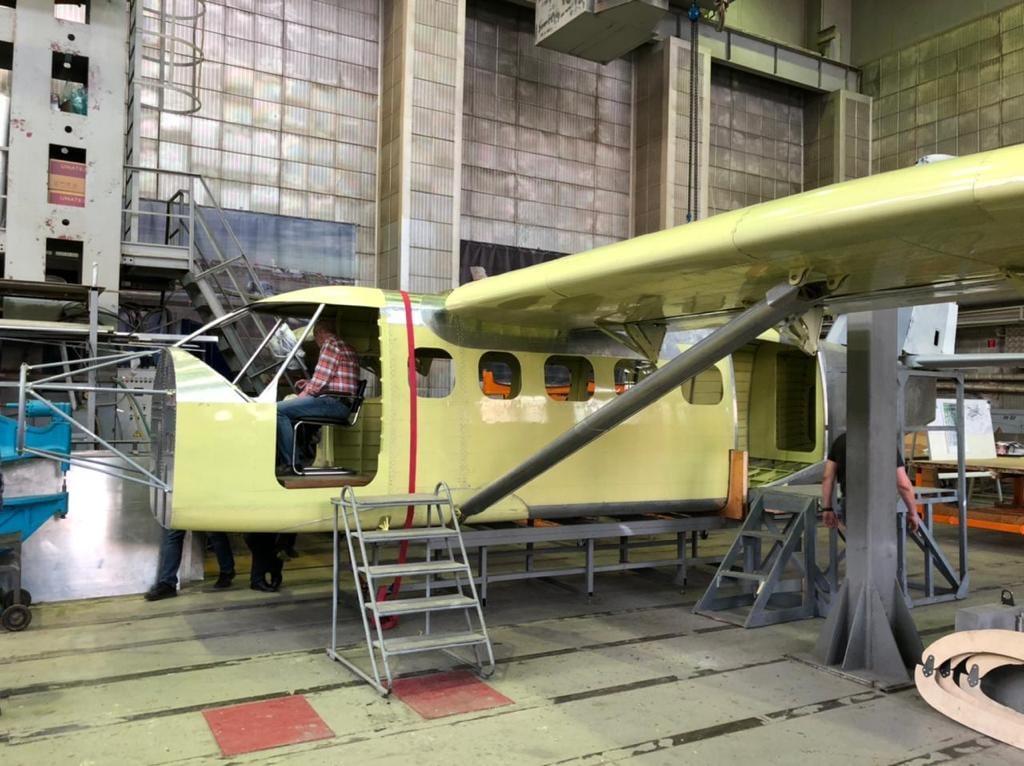 Показана сборка первого образца нового российского самолета «Байкал»