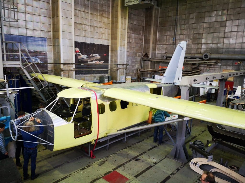 Показана сборка первого образца нового российского самолета «Байкал»