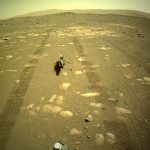 Пять дней до полета: марсианский вертолет прислал первый снимок со своей камеры после отделения от марсохода
