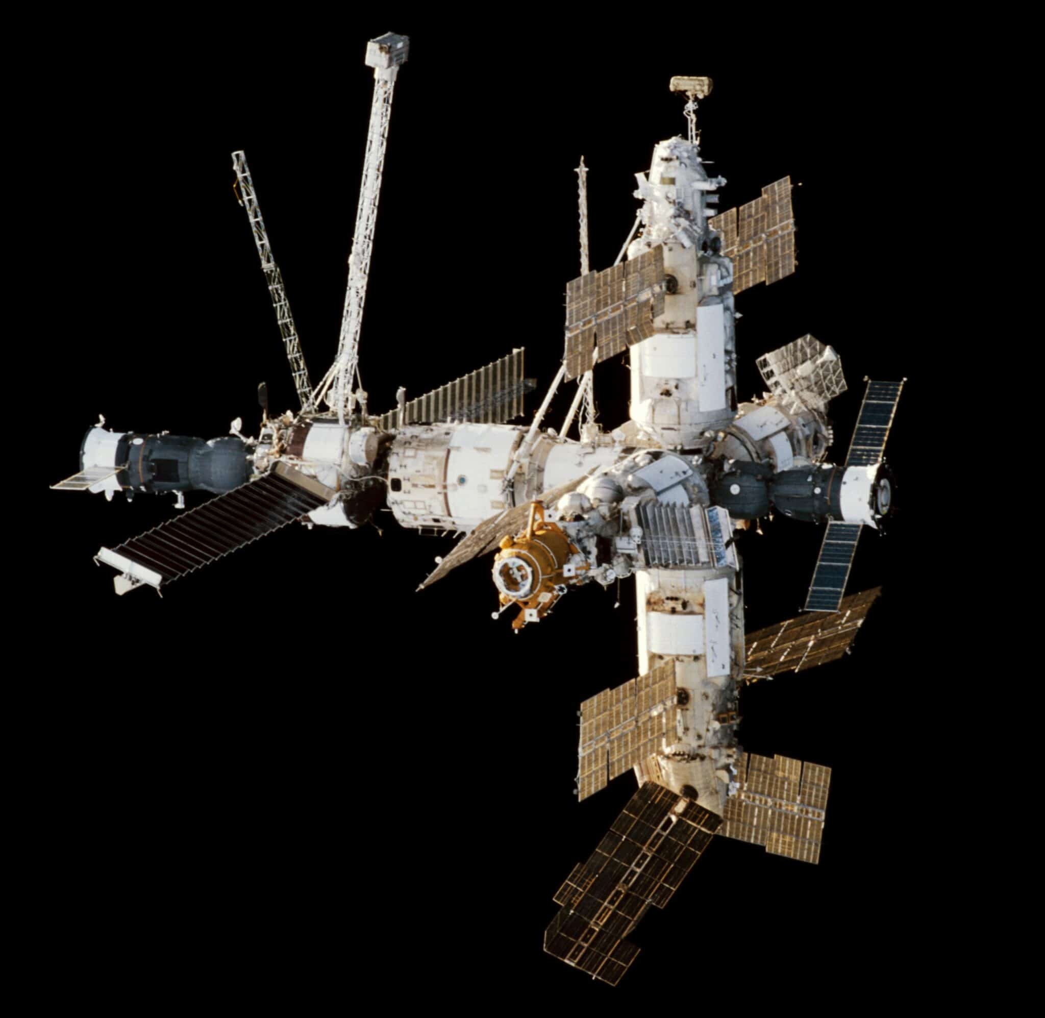 Рогозин заявил, что МКС теперь недосчитается одного модуля, и очертил бюджет национальной орбитальной станции