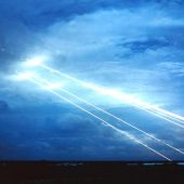 Вход в атмосферу боеголовок межконтинентальной баллистической ракеты МХ на полигоне атолла Кваджалейн