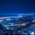Снежные вершины и движение облаков: таймлапс-видео ночи над Красной Поляной