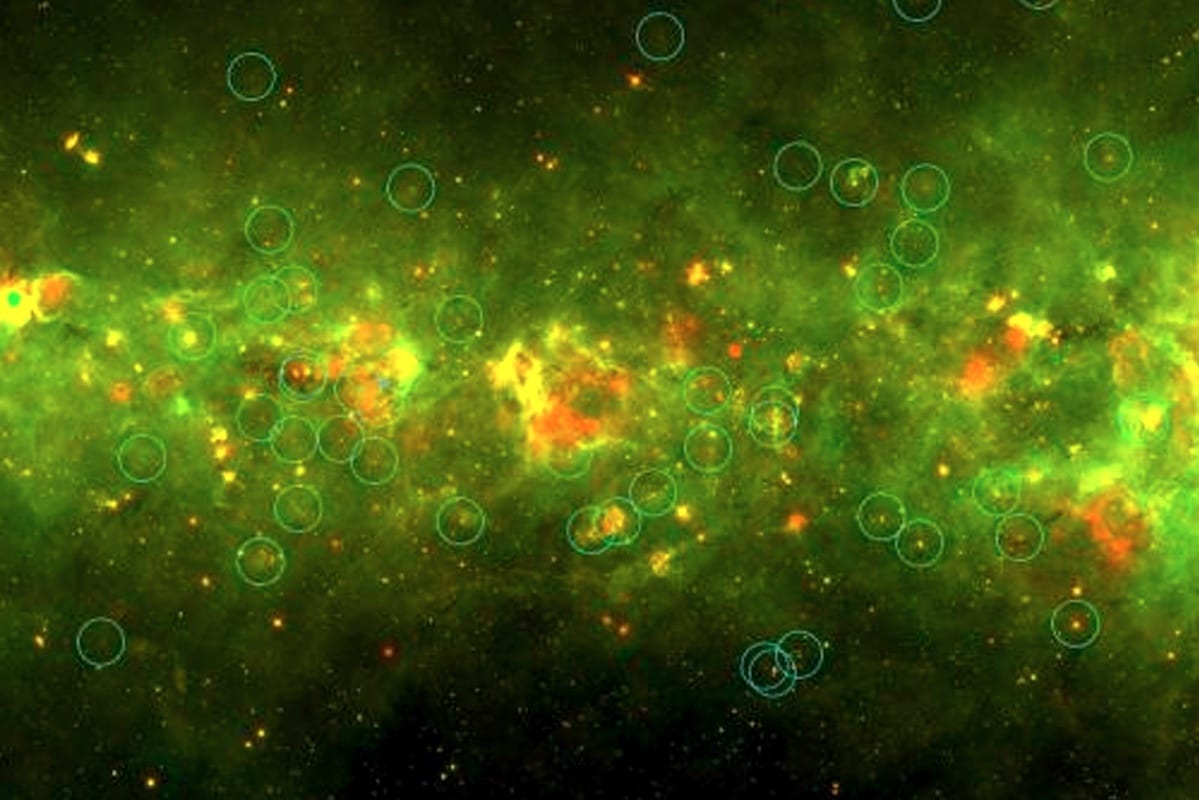 «Желтые шары» выделены на ИК-снимке телескопа Spitzer