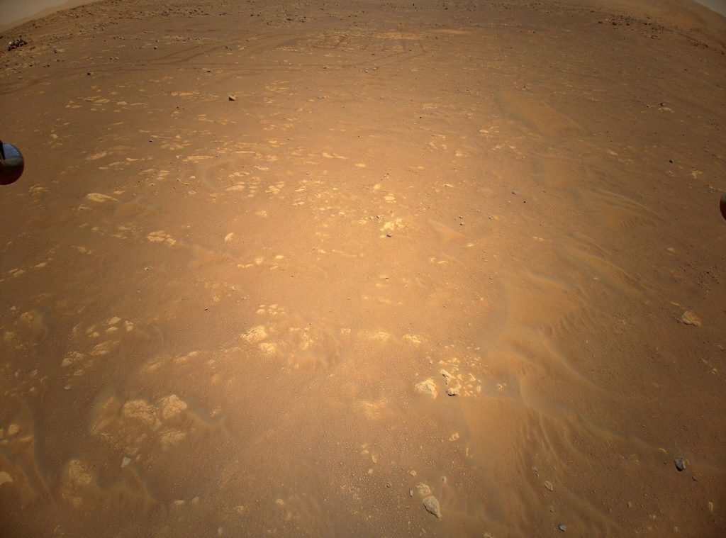 Марсоход Perseverance в левом верхнем углу / ©NASA
