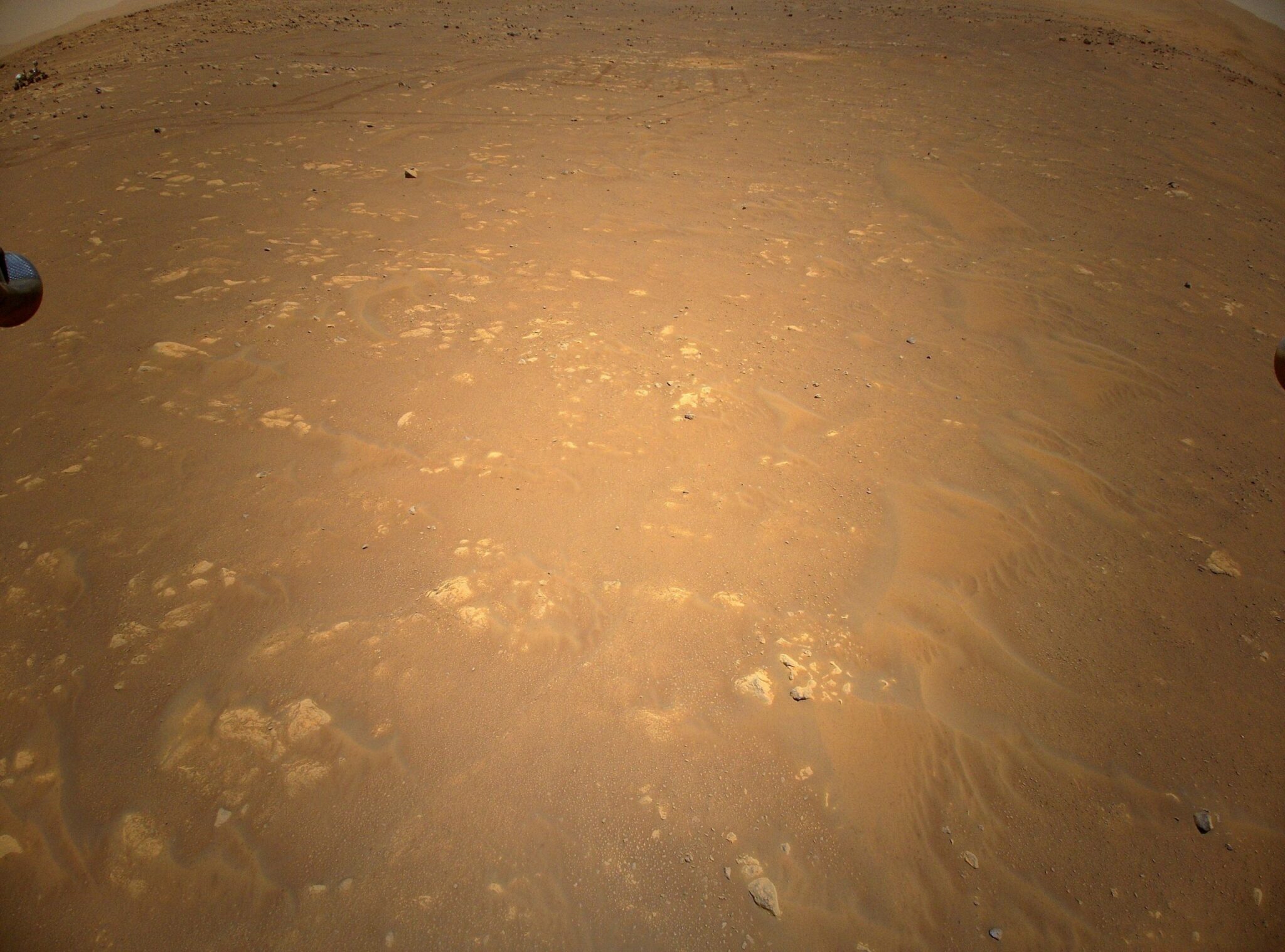 Марсоход Perseverance в левом верхнем углу / ©NASA