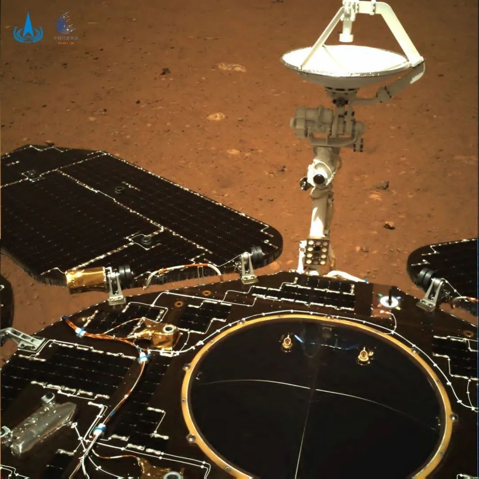 Китайский марсоход «Чжужун» сошел с платформы и начал исследования