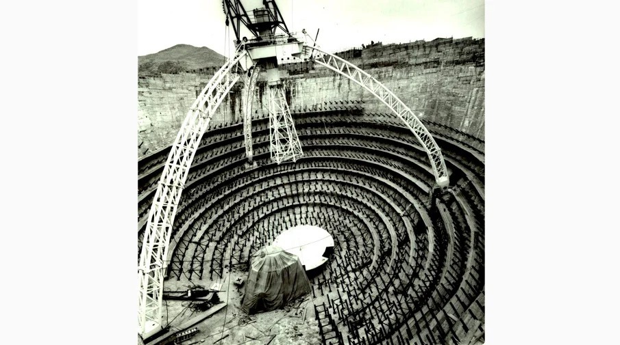 Один из этапов строительства РОТ-54/2.6, на фото видны железные трубы, на которых будут вскоре установлены щиты / ©Wiki