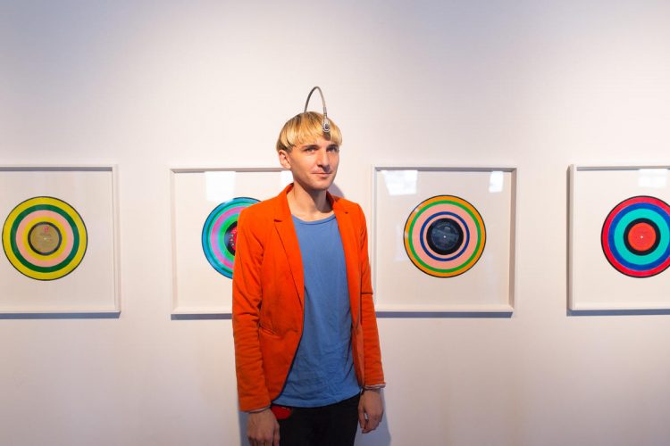 https://naked-science.ru/wp-content/uploads/2021/05/4a6dbf57276c3a31ce5e250a16fe497fd63ac2a6_the-88-pioneer-works-neil-harbisson-image-1-2-750x500.jpg