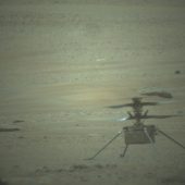 NASA показало полет инопланетного вертолета Ingenuity глазами марсохода в 3D