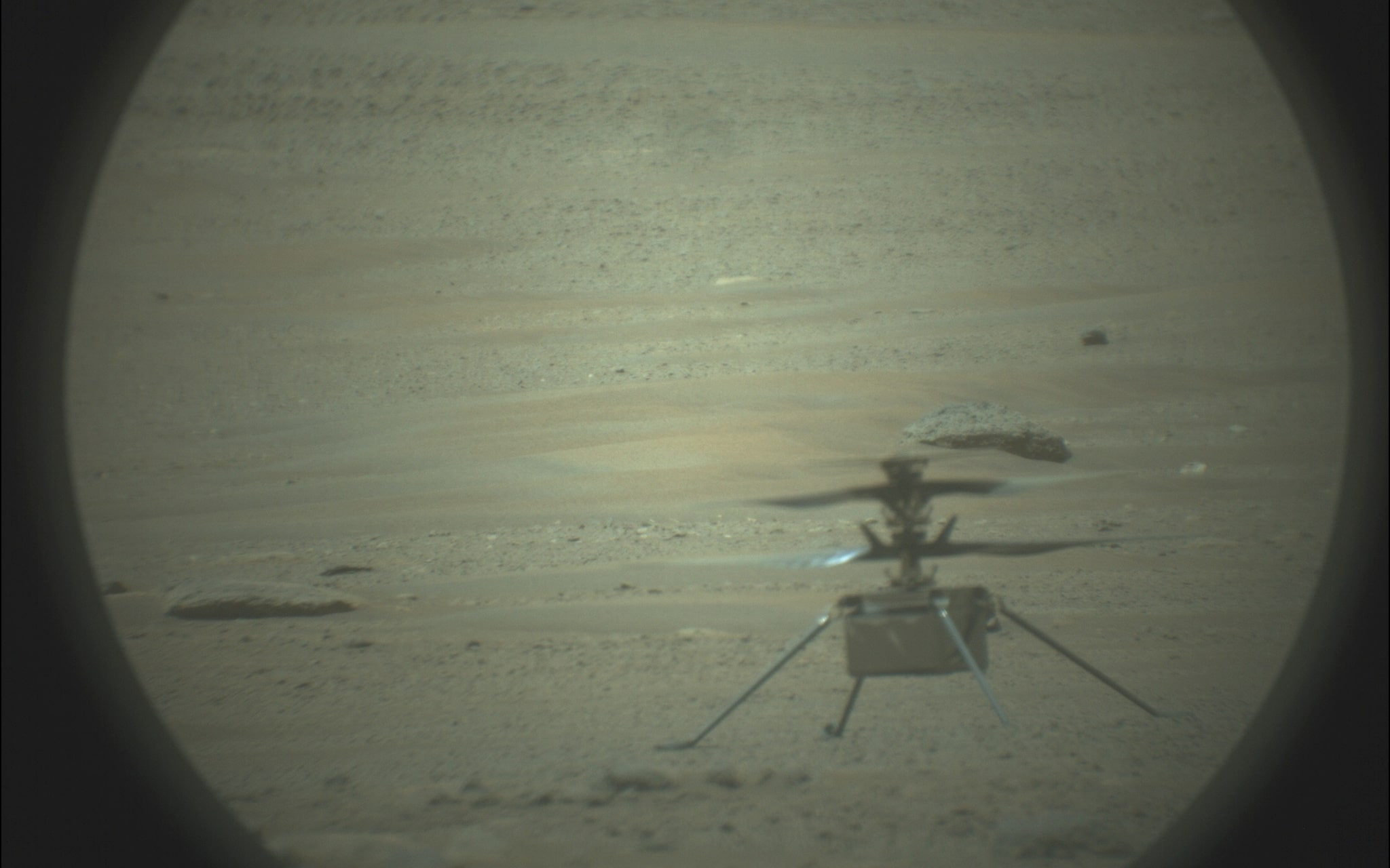 NASA показало полет инопланетного вертолета Ingenuity глазами марсохода в 3D