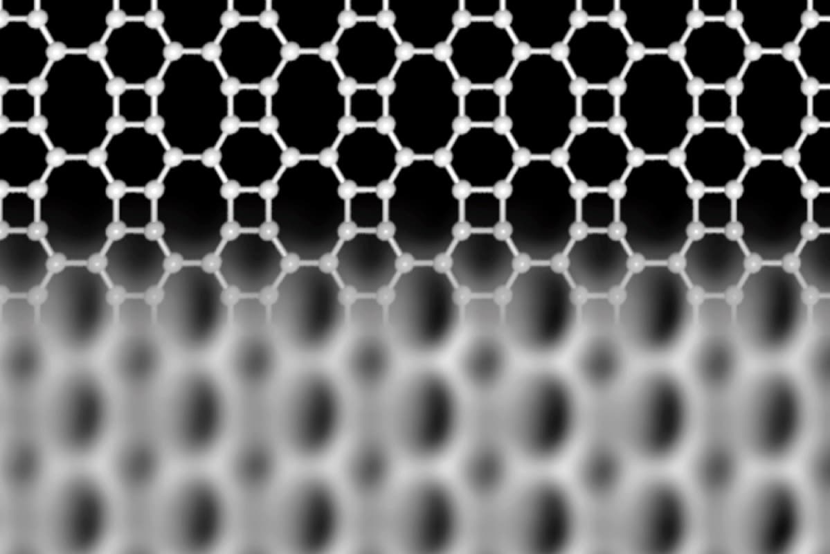 В верхней части иллюстрации – схема новой кристаллической структуры, в нижней – ее снимок, сделанный электронным микроскопом