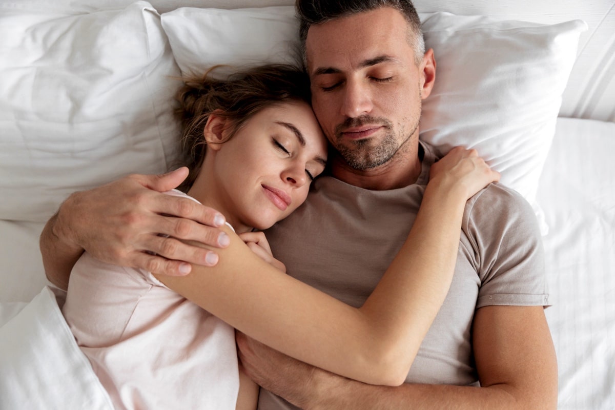 Сон с партнером благотворно сказывается на фазе с быстрыми движениями глаз