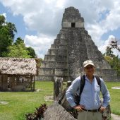 Дэвид Ленц стоит перед пирамидой в Тикале в Гватемале / ©UC