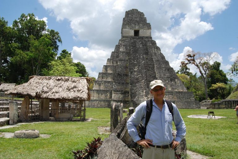 Дэвид Ленц стоит перед пирамидой в Тикале в Гватемале / ©UC