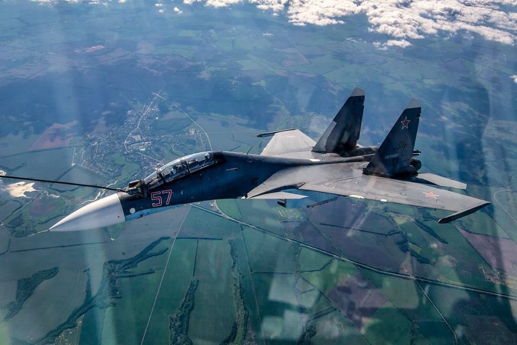 Фотогалерея: «Русские витязи» вместе с другими боевыми самолетами отработали дозаправку в небе
