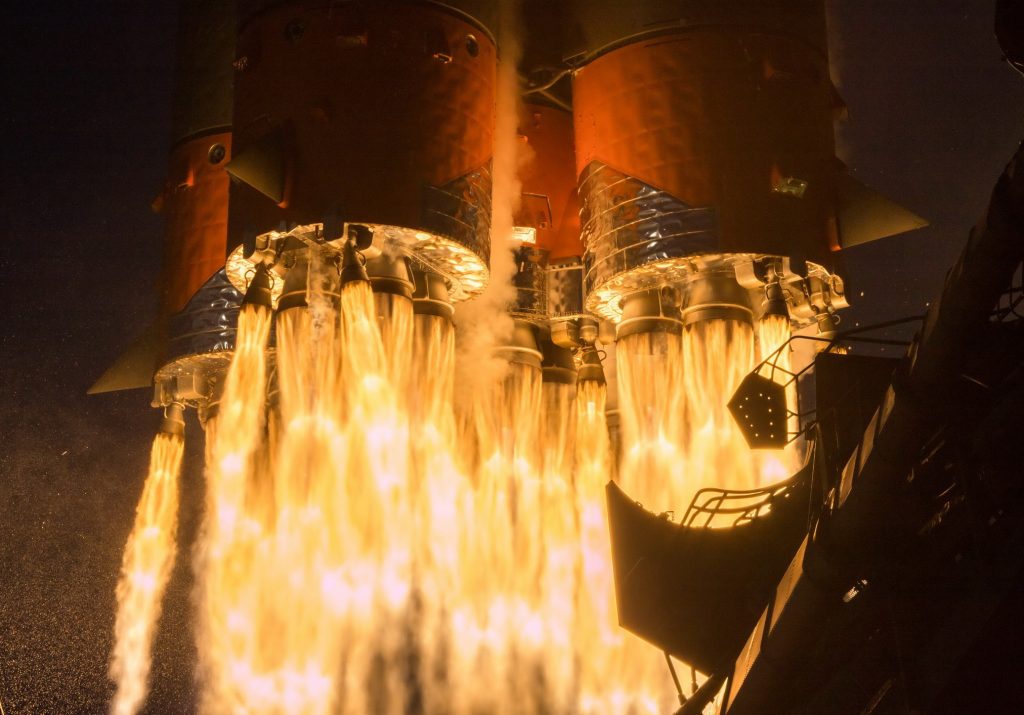 Пуск ракеты-носителя «Союз-2.1а» с грузовым кораблем «Прогресс МС-14». 25 апреля 2020 года, Байконур. Видно, как желтым пламенем снаружи потока догорает избыточный углерод на периферии реактивной струи в кислороде окружающего воздуха. Именно это наружное догорание делает струю такой яркой; в бескислородной атмосфере она бы не светилась и выглядела малозаметной серой лентой. Откуда на периферии соплового потока избыток углерода, и что еще видно на этих струях – здесь.  Фото: Роскосмос.