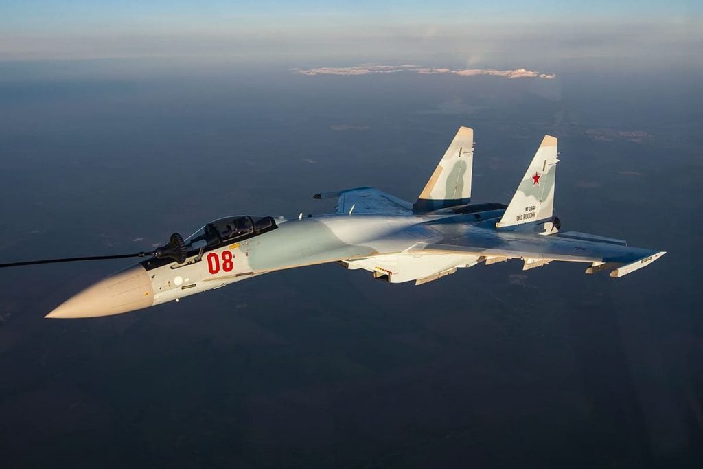 Фотогалерея: «Русские витязи» вместе с другими боевыми самолетами отработали дозаправку в небе