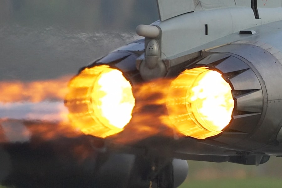 Взлет самолета Eurofighter Typhoon на форсажном режиме работы двигателей. Видно небольшое сужение критического сечения сверхзвукового сопла. Фото: Vk.com.