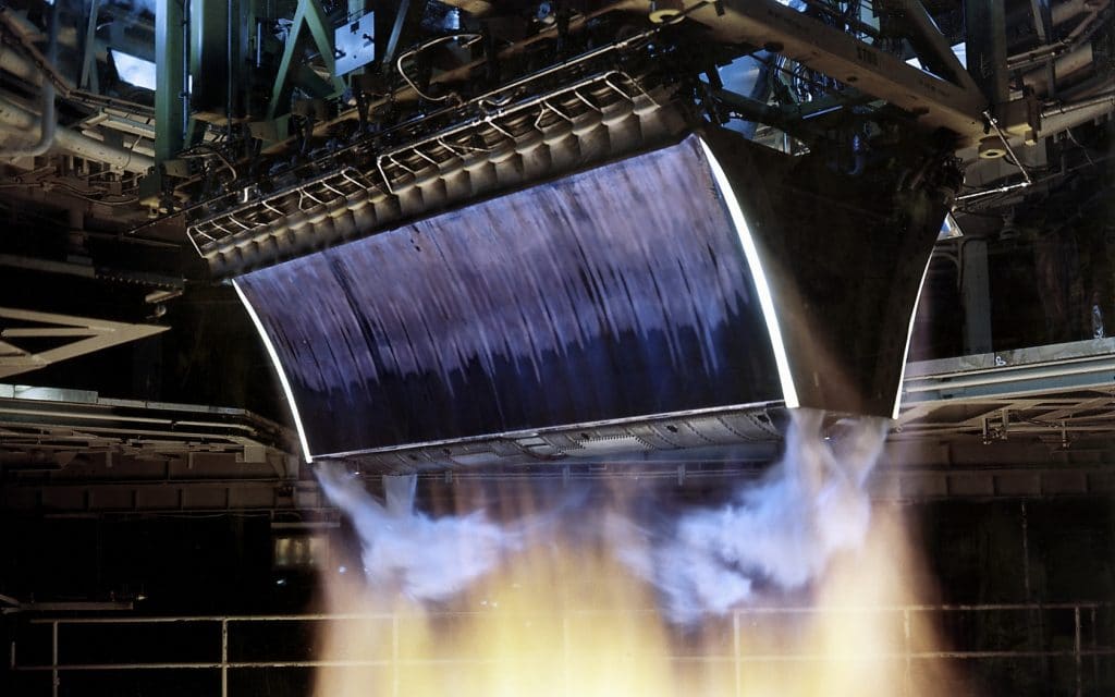 Огневые испытания клиновоздушного двигателя XRS-2200, созданного по программе разработки многоразового космоплана X-33. Фото: ru.wikipedia.org.