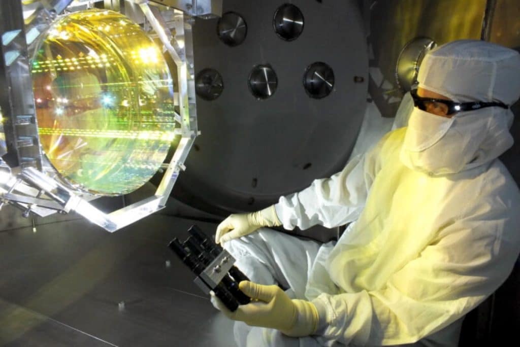 Одно из зеркал LIGO