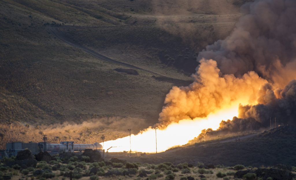 Испытания твердотопливного двигателя QM-2 ускорителя ракеты SLS, 2016 год. Испытательный стенд Orbital ATK Propulsion Systems в Промонтори, штат Юта. (В 2018 году Orbital ATK была куплена Northrop Grumman Corporation и вошла в её состав, как специализированное подразделение по двигателям)