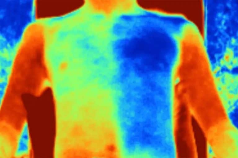 Как сработал жилет из обычного материала (слева) и умной ткани (справа) / ©Science