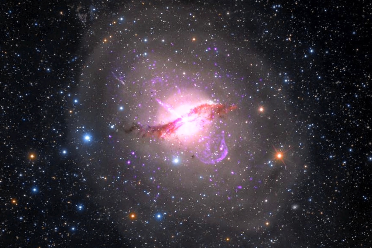 Композитное изображение галактики Центавр А