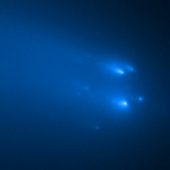 Снимок телескопа Hubble от 20 апреля 2020 г. показывает фрагменты распавшейся кометы