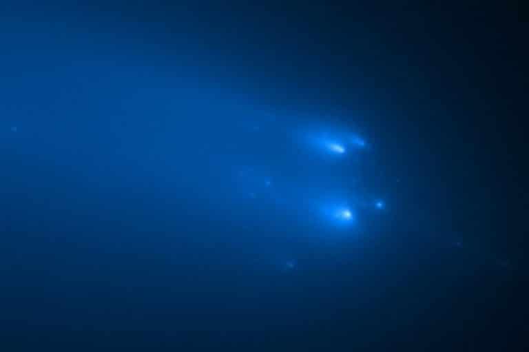 Снимок телескопа Hubble от 20 апреля 2020 г. показывает фрагменты распавшейся кометы