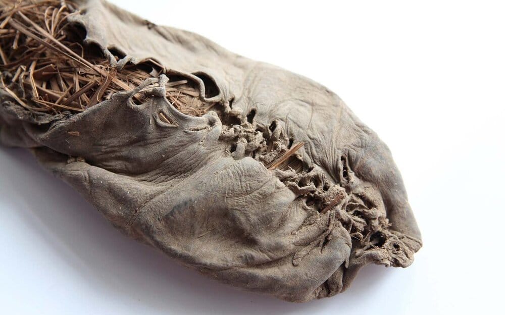 Обувь, найденная в пещере Арени / Фото: armmuseum.ru