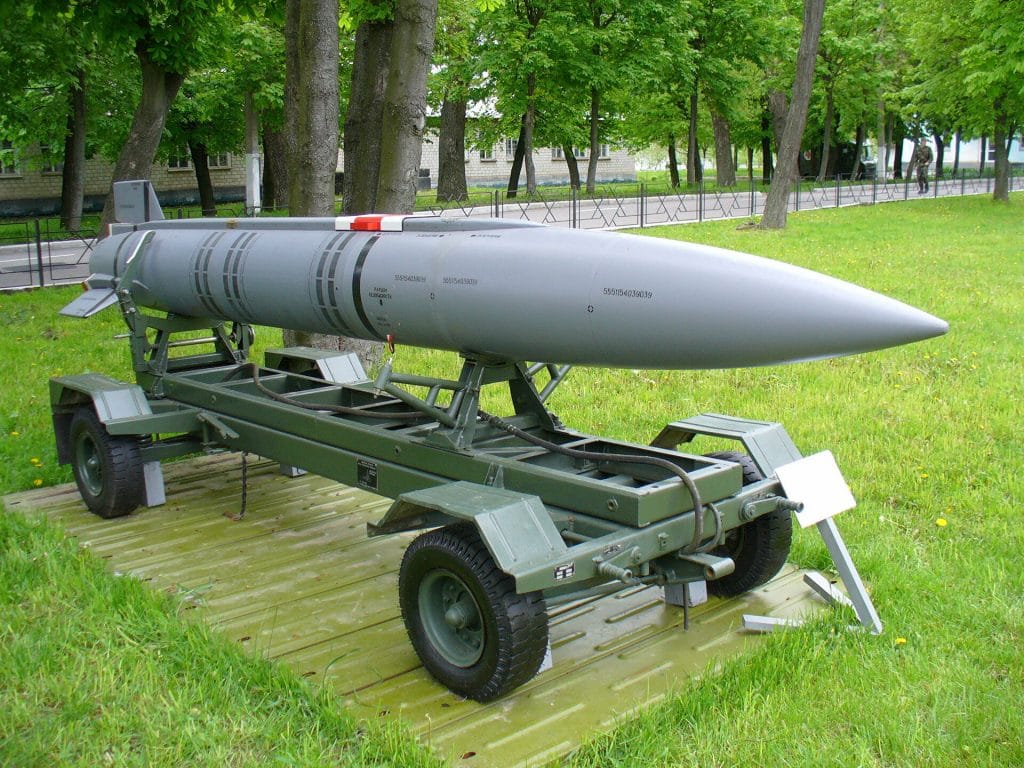 Аэробаллистическая ракета Х-15 на транспортировочной тележке, которой ее подвозят к самолету для подвески. Музей ВВС ВС Украины. / Фото: wikipedia.org