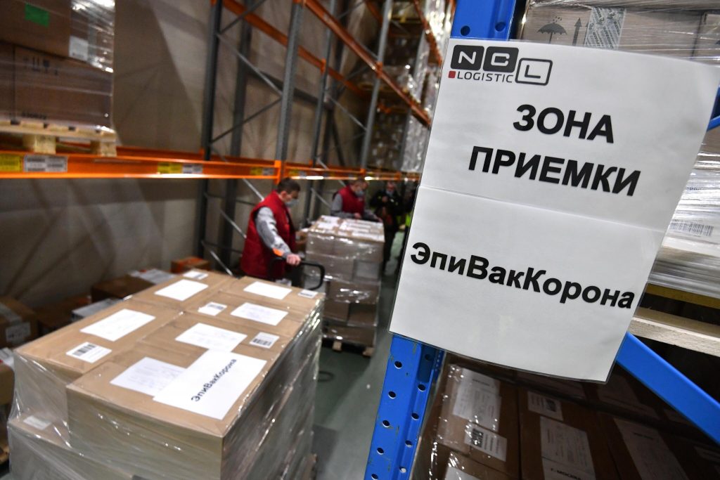 Прибытие партии вакцины "ЭпиВакКорона" на склад в Домодедово