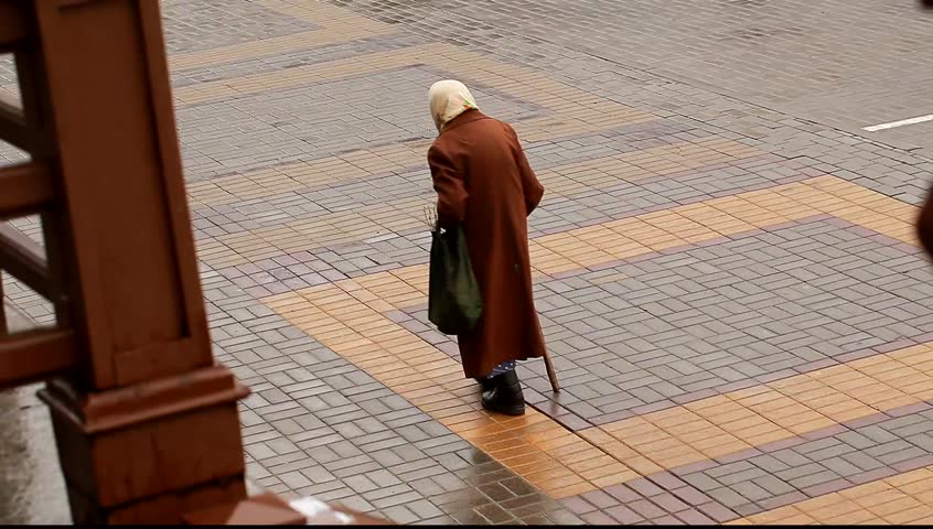 Женщина переходит улицу