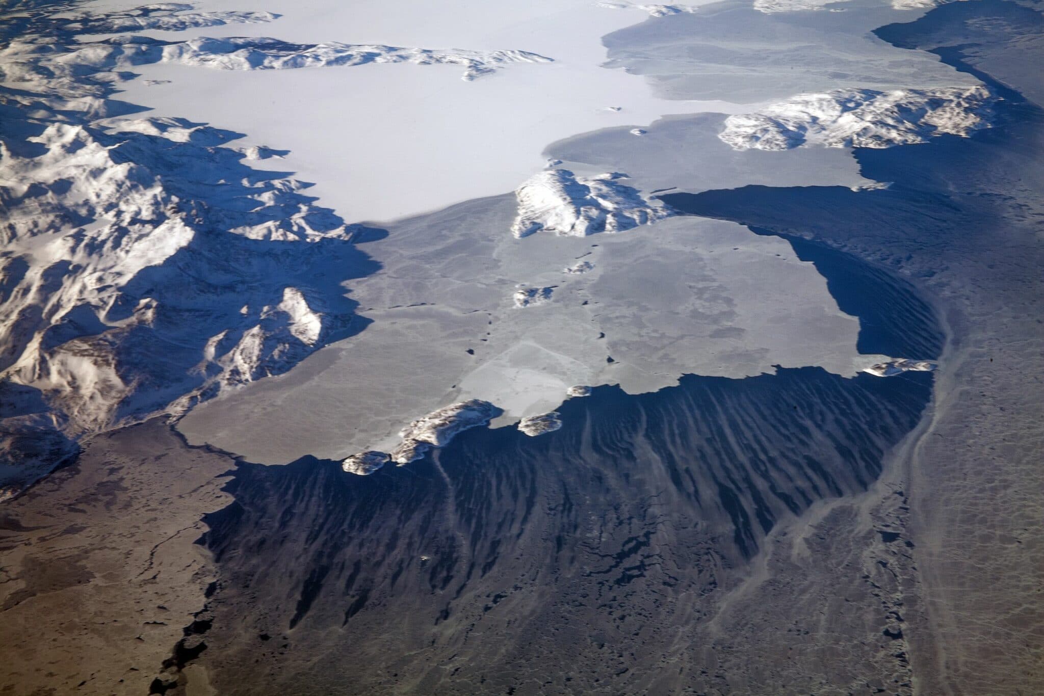 В канадской Арктике нашли бактерии, который разлагают солярку и нефть