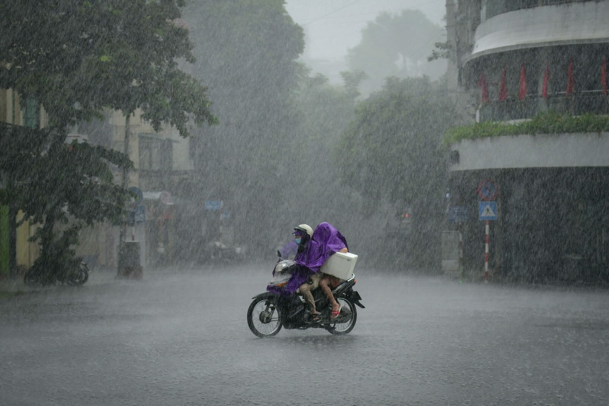 Мотоциклист во время проливного дождя в Ханое