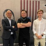 Маск провел персональную экскурсию по заводу SpaceX для внука Сергея Королёва с сыном