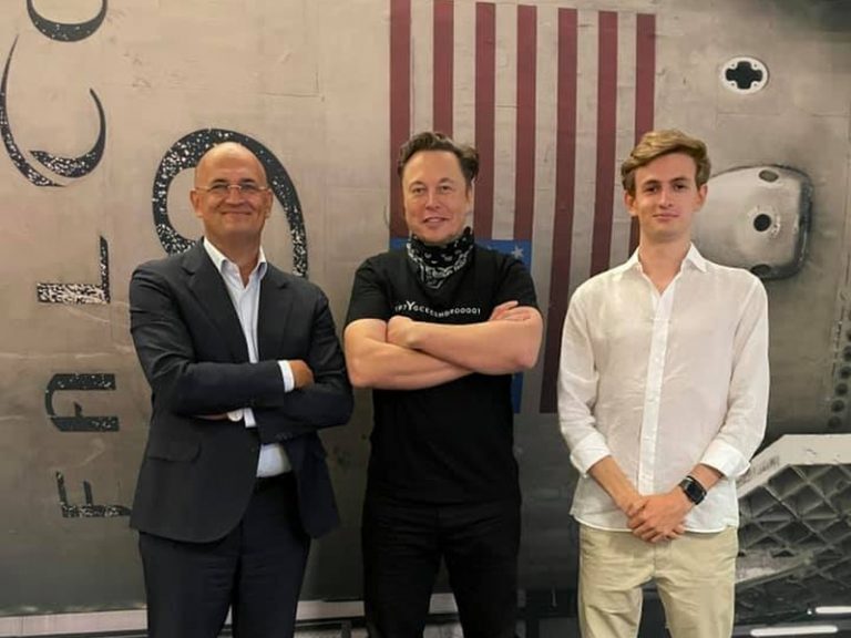 Маск провел персональную экскурсию по заводу SpaceX для внука Сергея Королева с сыном