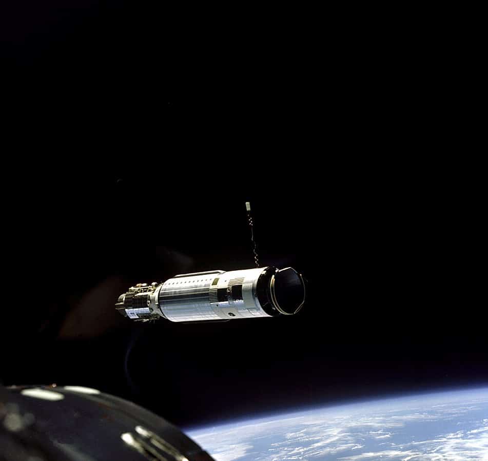 Фото с борта корабля Gemini VIII, сделанное перед той самой стыковкой, после которой корабль начало крутить. Второй член экипажа после происшествия публично благодарил небо за то, что ему повезло лететь с Нилом Армстронгом, быстро спасшим ситуацию / ©Wikimedia Commons