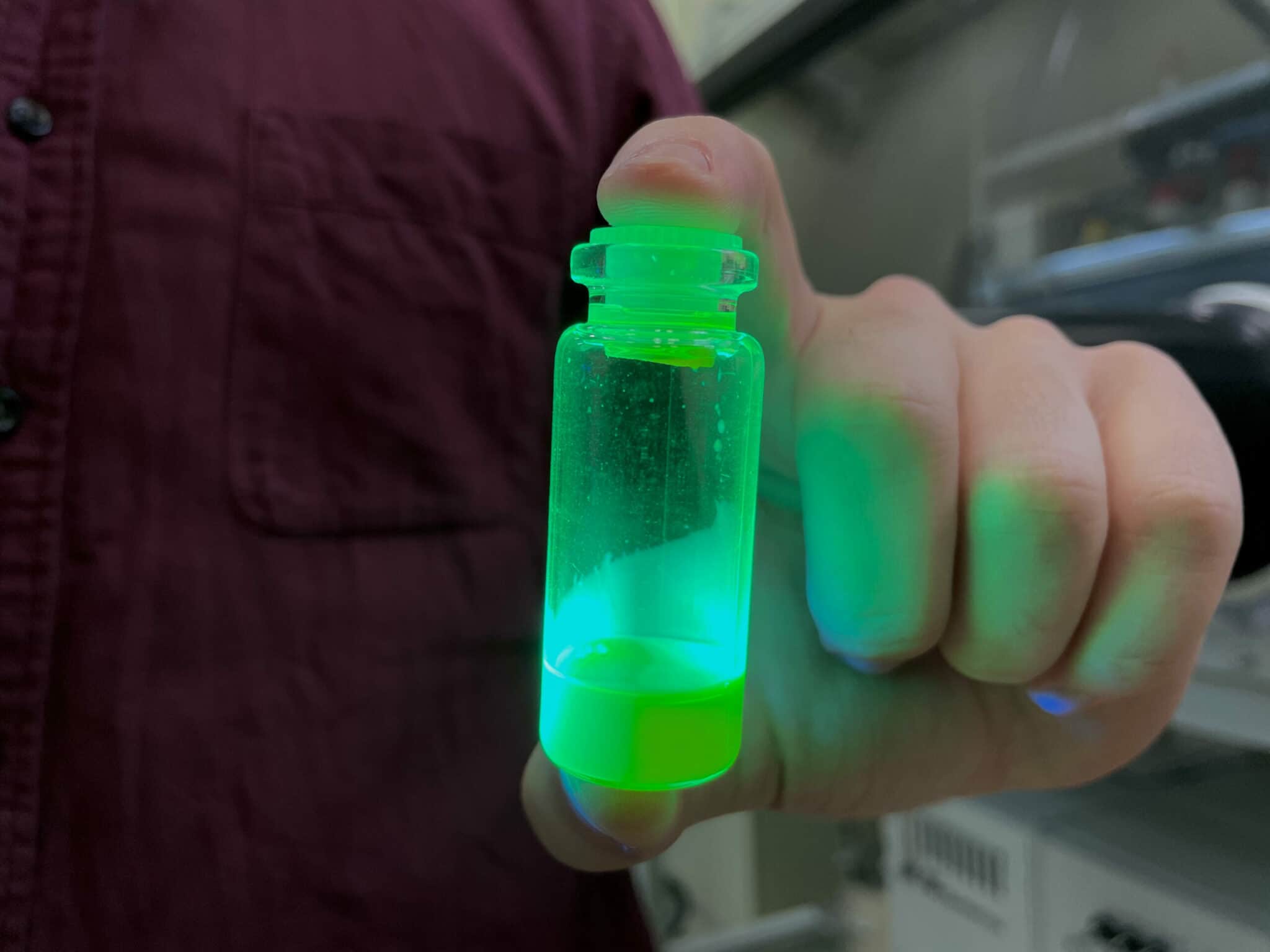 В ИТМО создали водостойкие нанокристаллы перовскитов для изучения живых клеток