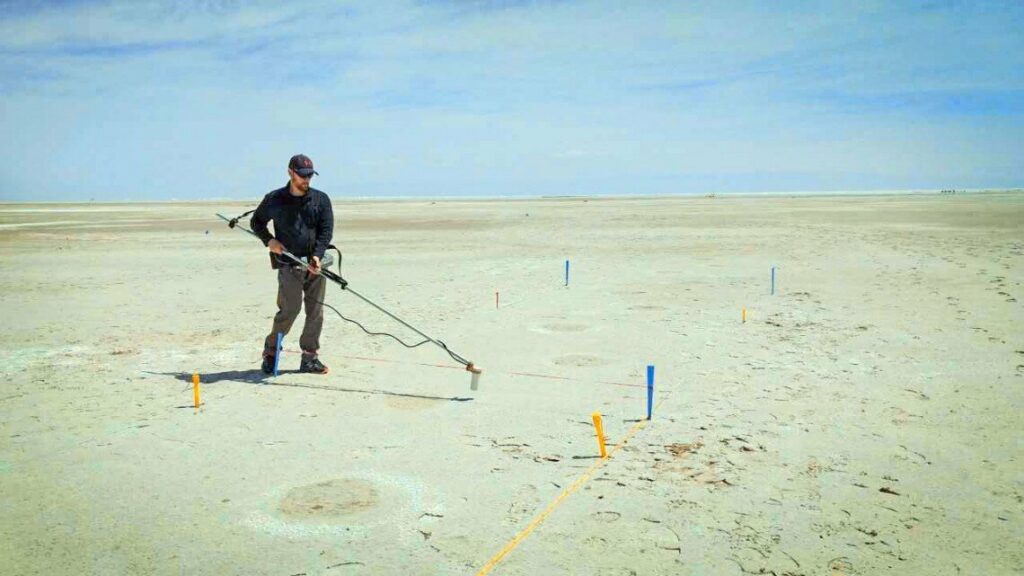 Один из авторов исследования проводит магнитометрическое исследование следов мамонта в Белых Песках / ©phys.org