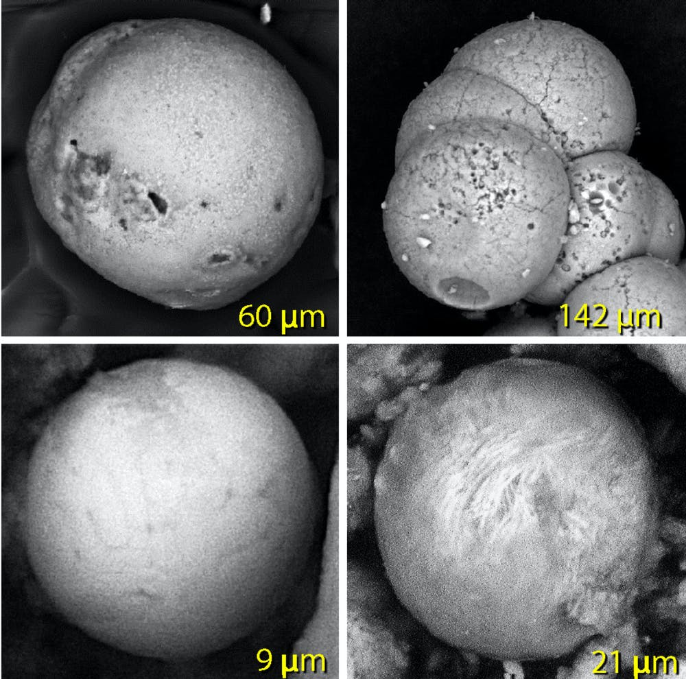 Сферулы из железа и песка, образовавшиеся при том же взрыве, размеры в микрометрах / ©Ted E. Bunch et al.