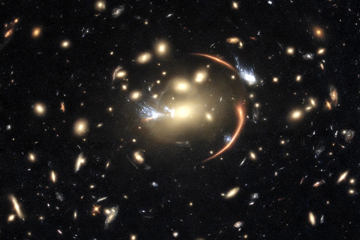 Гравитационная линза на снимке Hubble
