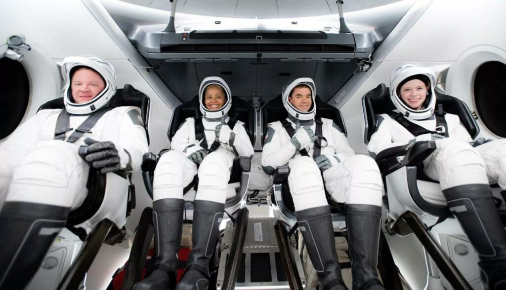 SpaceX вперше в історії вивела на орбіту цілком приватний екіпаж. Місію зніме Netflix