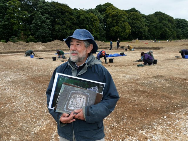 Археолог Питер Хэлкон на месте раскопок. В руках он держит снимок погребения-святилища, сделанный с помощью дрона / ©JPIMedia Publishing Ltd