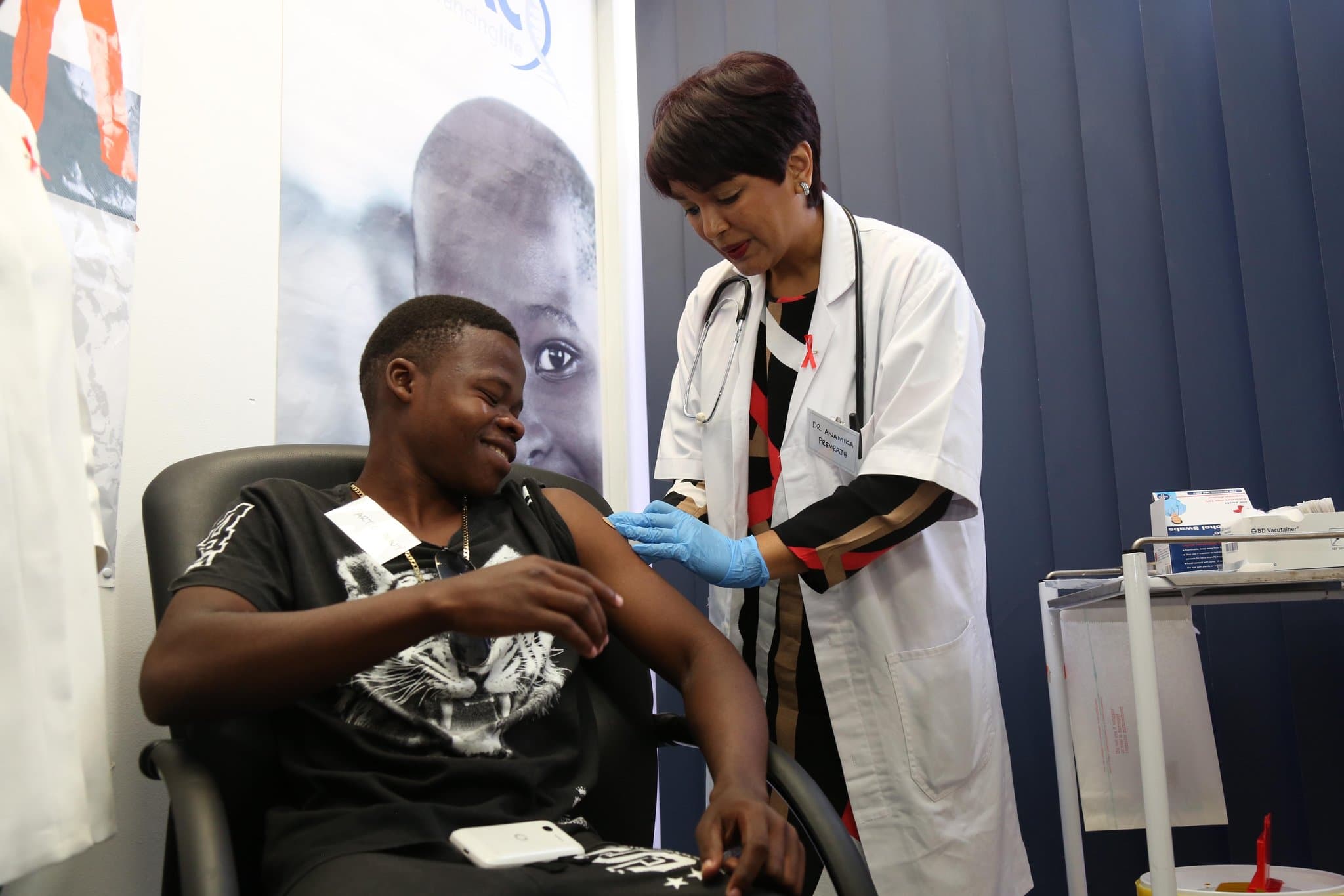 Иммунитет от векторных вакцин оказался стойким, а у мРНК — преходящим. Зато ЮАР запретила «Спутник»… из-за борьбы с ВИЧ