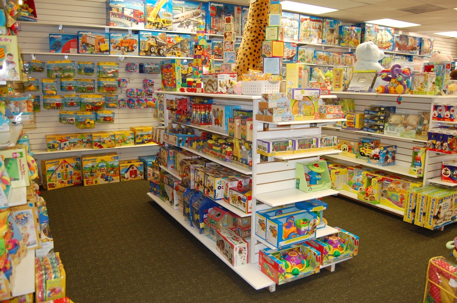 Магазин игрушек веселый. Магазин игрушек. Магазин игрушек для детей. Оборудование для детского магазина игрушек. Детские игрушки ассортимент.