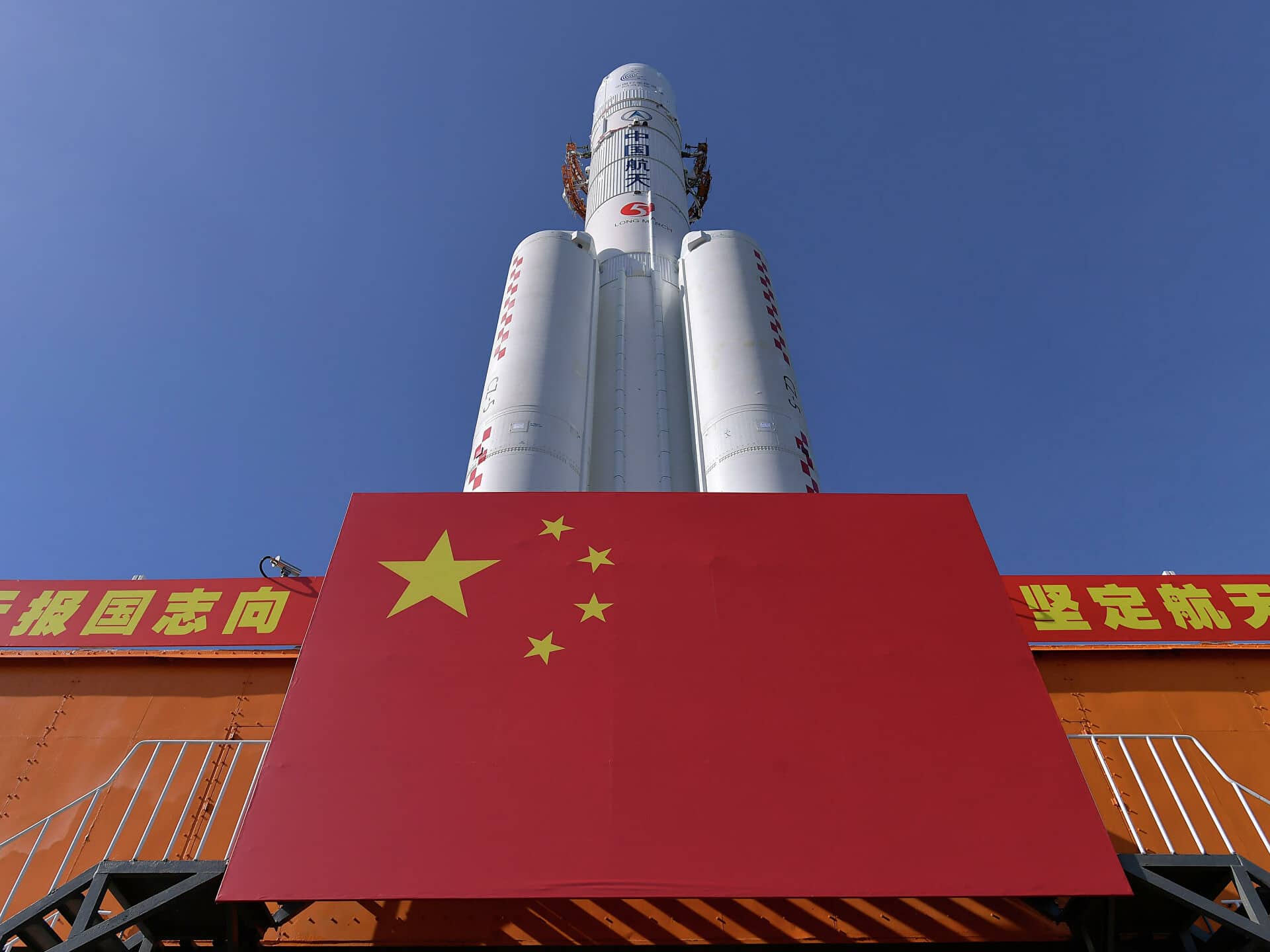 Китай испытал мощнейший в мире монолитный твердотопливный ракетный двигатель
